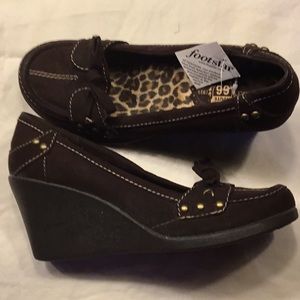 CUTE BROWN WEDGES NWT
